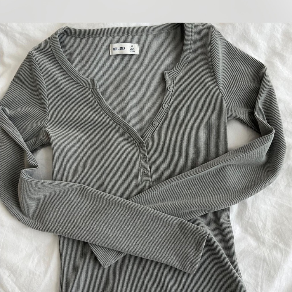 hollister greenish grey ribbed henley top